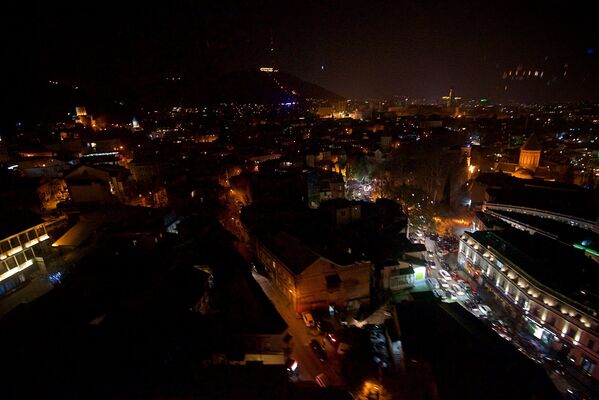 Вид на старый город и улицы Котэ Апхази и Шардена во время проведения Часа Земли в столице Грузии - Sputnik Грузия