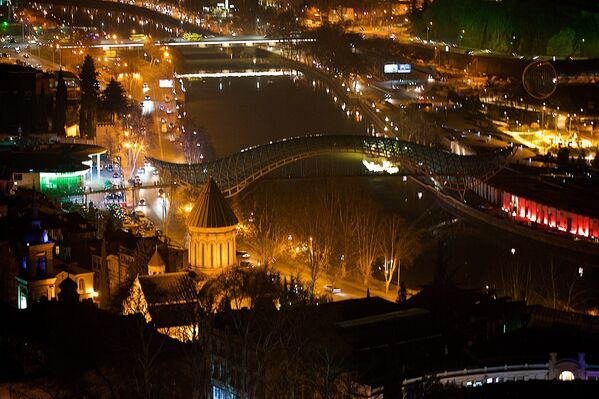 Подсветка и освещение были отключены также на Мосту Мира через реку Кура в центре Тбилиси - Sputnik Грузия