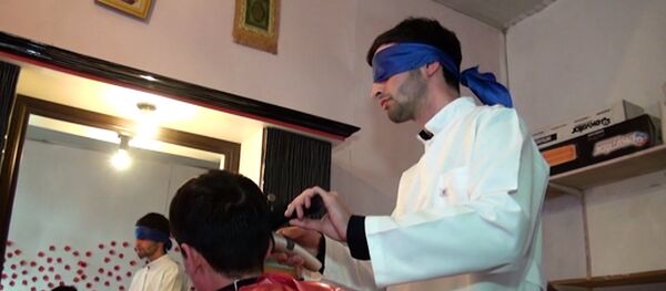 Парикмахер из Азербайджана стрижет с завязанными глазами Парикмахер из Азербайджана стрижет с завязанными глазами - Sputnik Грузия