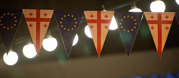 საქართველოს და ევროკავშირის პატარა დროშები თბილისის ერთ-ერთ ქუჩაზე საქართველოს და ევროკავშირის პატარა დროშები თბილისის ერთ-ერთ ქუჩაზე - Sputnik საქართველო