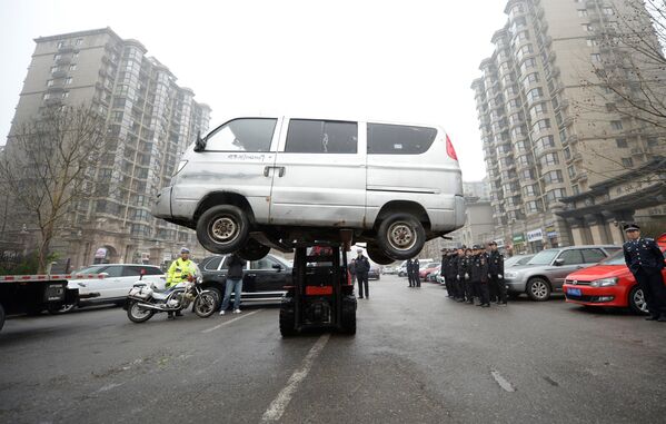 Городские власти убирают с улиц Пекина машины, владельцы которых не объявились - Sputnik Грузия