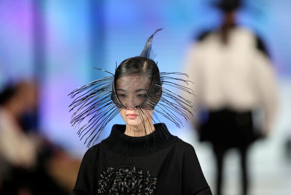 Модель представляет новую креативную коллекцию одежды на 25-м Китайском Международном конкурсе молодых дизайнеров в рамках Недели высокой моды в Пекине - Sputnik Грузия