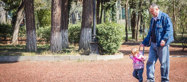 Жители Тбилиси гуляют по парку Муштаид - Sputnik Грузия