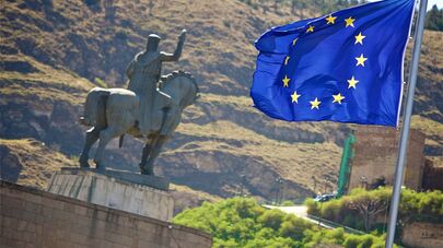 Флаги Евросоюза в центре столицы Грузии