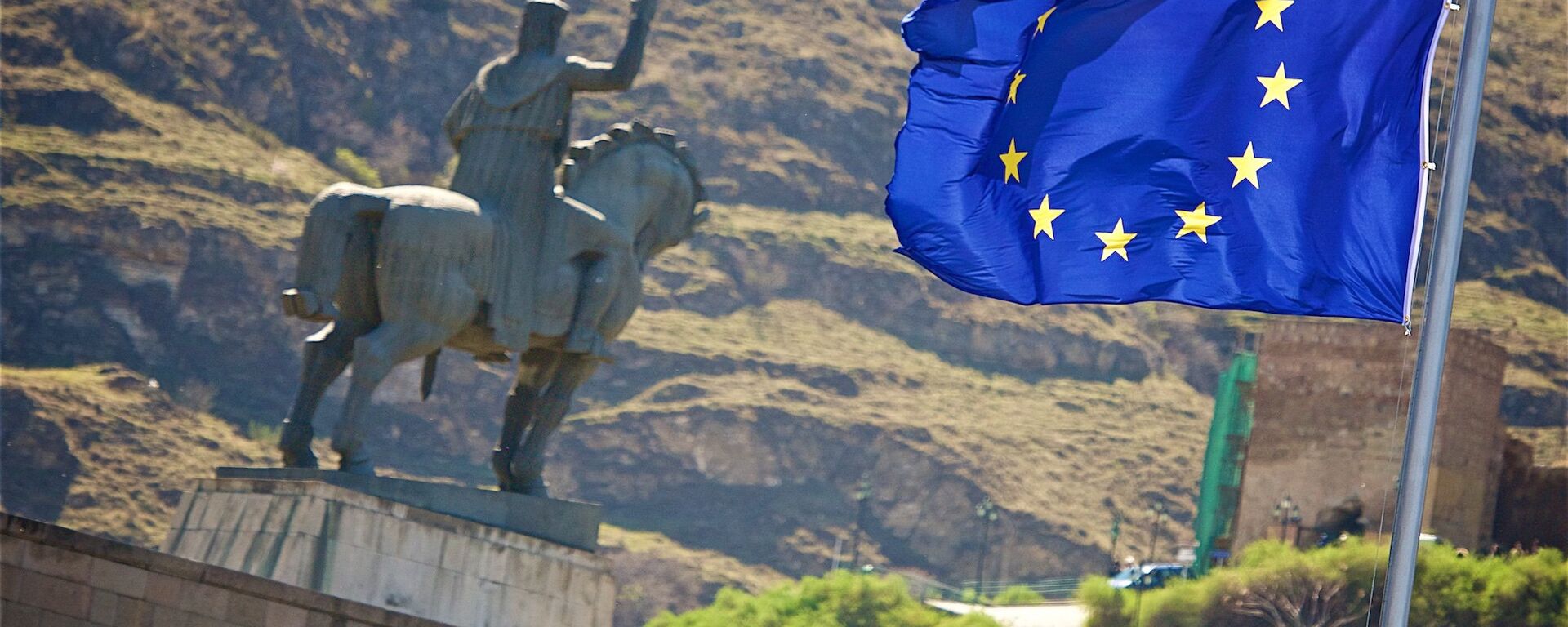 Флаги Евросоюза в центре столицы Грузии - Sputnik Грузия, 1920, 15.12.2025