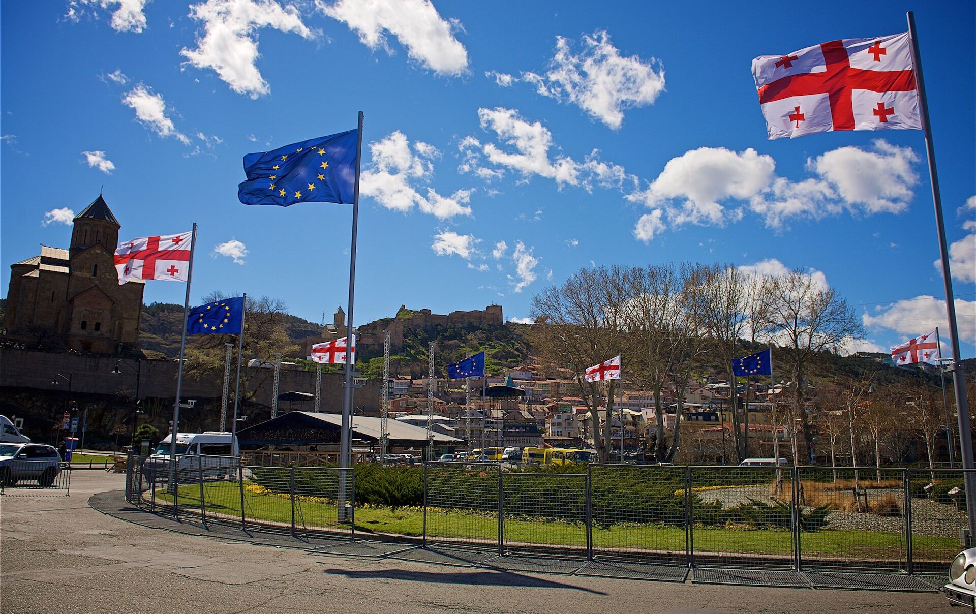 Европейская грузия. Грузия Евросоюз. Грузия флаг столица. Миссия ЕС В Грузии. Грузия следящие Евросоюза Дирби деревня.