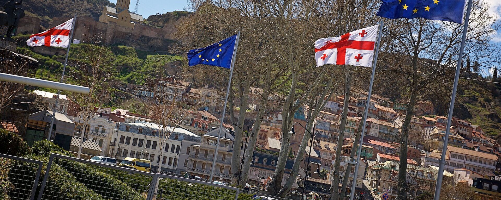 Флаги Евросоюза в центре столицы Грузии - Sputnik Грузия, 1920, 17.04.2026