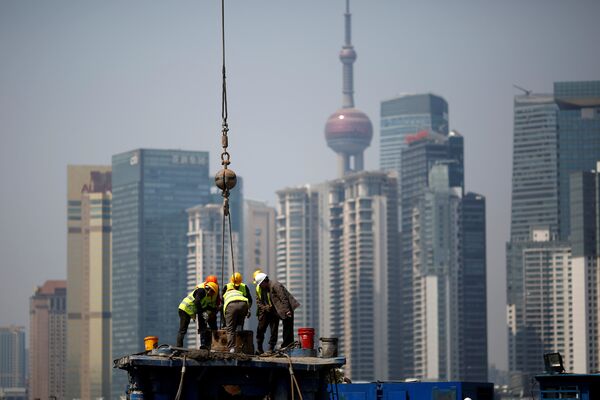 Рабочие устанавливают конструкции на строительной площадке на фоне финансового района в Пундуне, Шанхай - Sputnik Грузия