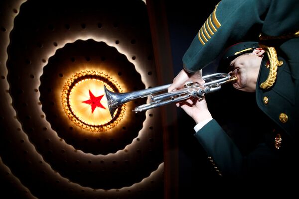 Трубач военного оркестра готовится к выступлению во время заключительного заседания Всекитайского собрания народных представителей (ВСНП) в Большом зале народа в Пекине - Sputnik Грузия