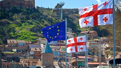 Флаги ЕС и Грузии в центре грузинской столицы