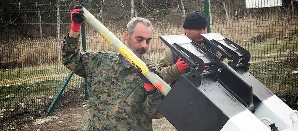 Специалисты заряжают противоградовую установку СД-26 грузинского производства - Sputnik Грузия