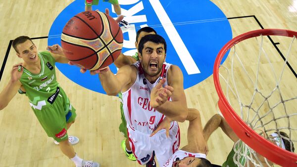 Баскетболист сборной Грузии Георгий Шермадини в матче против сборной Словении - Sputnik Грузия