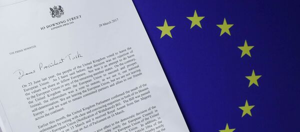 Копия письма британского премьер-министра Терезы Мэй c уведомлением о намерении Великобритании покинуть ЕС рядом с европейским флагом - Sputnik Грузия