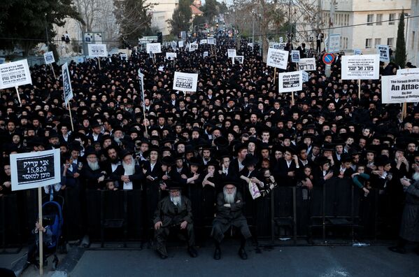 В Иерусалиме тысячи ортодоксов протестуют против призыва в армию. Акция протеста проводится в связи с арестами и признании дезертирами нескольких ультраортодоксов за неявку на призывные пункты - Sputnik Грузия
