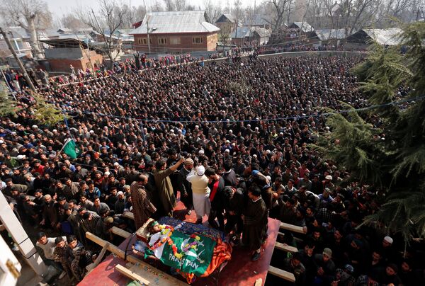 Люди молятся на похоронах Райеда Ахмада Вани в деревне Беллоу на юге Кашмира. Райед Ахмад Вани был убит в Падгампоре во время столкновения с индийскими силами безопасности - Sputnik Грузия