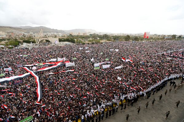 Сторонники движения Хути и бывший президент Йемена Али Абдалла Салех участвуют в совместном митинге, посвященном двум годам военной интервенции со стороны саудовской коалиции в Сане, Йемен - Sputnik Грузия