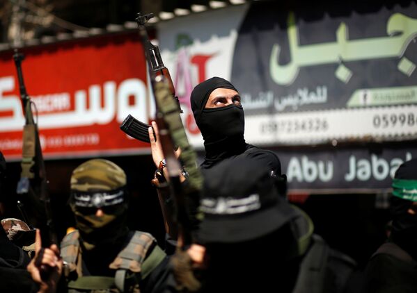Палестинские члены вооруженного крыла ХАМАС участвуют в похоронах старшего боевика Мазен Фукаха в городе Газа - Sputnik Грузия