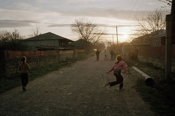 ბავშვები სოფლის გზაზე თამაშობენ ბავშვები სოფლის გზაზე თამაშობენ - Sputnik საქართველო