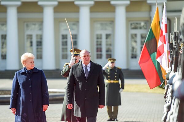 Даля Грибаускайте и президент Грузии Георгий Маргвелашвили направляются в Президентский дворец для переговоров - Sputnik Грузия