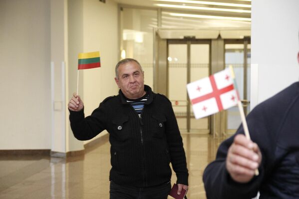 Гражданин Грузии с литовским флажком в аэропорту Вильнюса - Sputnik Грузия