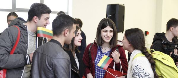 ქართველი ახალგაზრდები ვილნიუსის აეროპორტში - Sputnik საქართველო