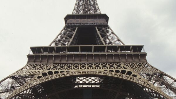 Фрагмент Эйфелевой башни в Париже - Sputnik Грузия