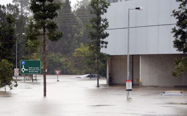 Вода заполнила парковку госпиталя Робин на австралийском Золотом побережье. Сильный дождь продолжается на юго-востоке штата Квинсленд в Австралии - Sputnik Грузия