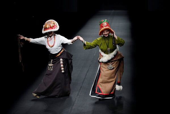 Шоу тибетского дизайнера AJ Namo во время показа мод в рамках China Fashion Week в Пекине - Sputnik Грузия