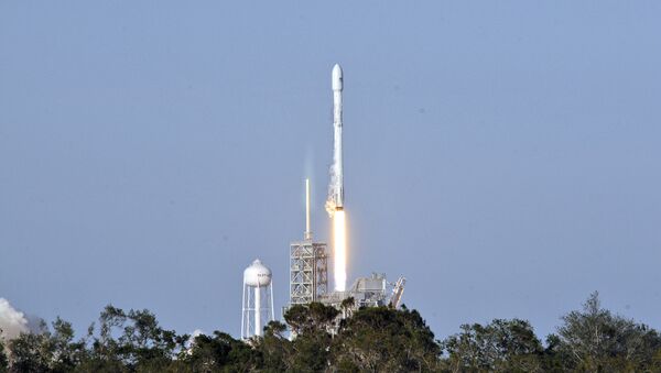 Ракета SpaceX Falcon 9 стартует с космодрома 39А в Космическом центре Кеннеди, Флорида - Sputnik Грузия