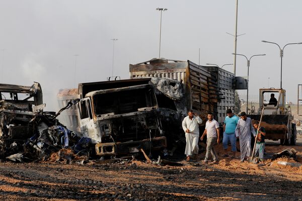Иракцы осматривают место взрыва, который осуществил смертник на контрольно-пропускном пункте на юге иракской столицы. Багдад, Ирак - Sputnik Грузия