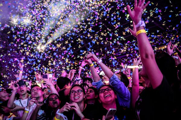 Тысячи зрителей собрались на концерте всемирно известной группы Coldplay на Национальном стадионе в Сингапуре - Sputnik Грузия