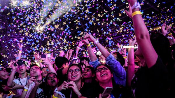 Фанаты на концерте Coldplay на Национальном стадионе в Сингапуре - Sputnik Грузия