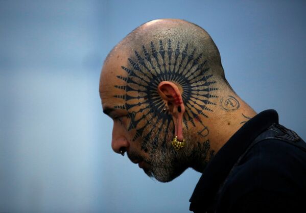 Человек с татуировкой на лице на непальской тату-конвенции в Катманду - Sputnik Грузия