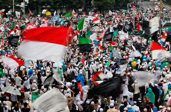 Индонезийские мусульмане во время акции протеста призывают к увольнению губернатора Джакарты Басуки Тхахаджа Пурнамы за подозрение в оскорблении ислама. Джакарта, Индонезия - Sputnik Грузия