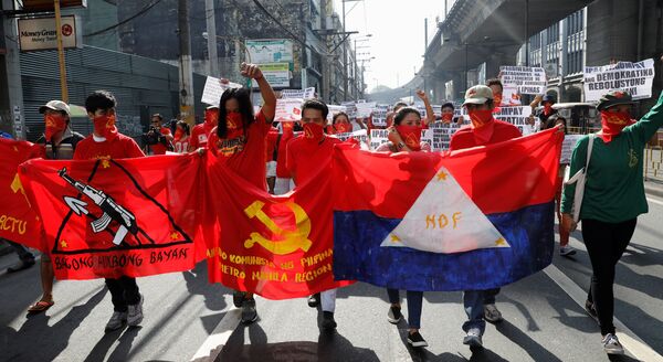 Представители подпольных коммунистических движений прошли по улицам Манилы, Филиппины с транспарантами, участвуя в акции протеста - Sputnik Грузия