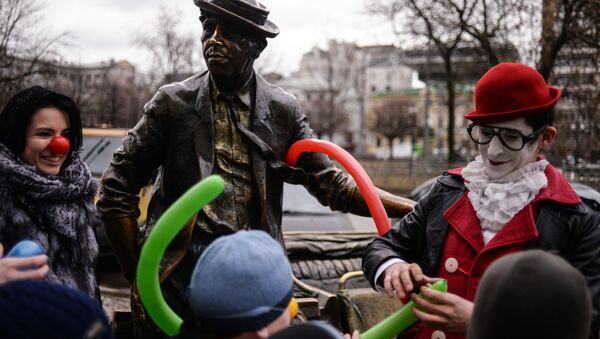 Артисты театра комедии и клоунады Грим масса во время уличной акции Артмарш в Москве - Sputnik Грузия