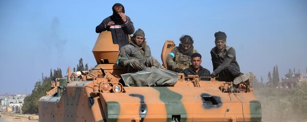 Бойцы повстанцев, входящие в поддерживаемый Турцией союз Щит Евфрата, продвигаются в направлении города Аль-Баб, примерно в 30 километрах от сирийского города Алеппо - Sputnik Грузия