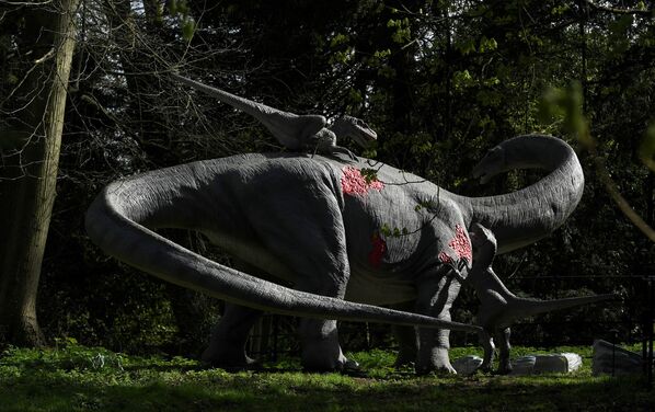 Громадная фигура диплодока, на которого напали хищные динозавры, представленная на экспозиции Юрское королевство в Остерли-Парке в Лондоне - Sputnik Грузия