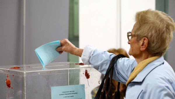 Женщина голосует на избирательном участке во время президентских выборов в Белграде, Сербия - Sputnik Грузия