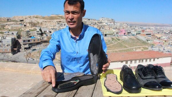 Şanlıurfalı vatandaş sinyal kesici ayakkabı tasarladı - Sputnik Грузия