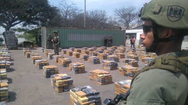 Колумбийские военнослужащие охраняют упаковки с кокаином после того, как колумбийская полиция изъяла более шести тонн этого наркотика в портовом городе Барранкилья - Sputnik Грузия