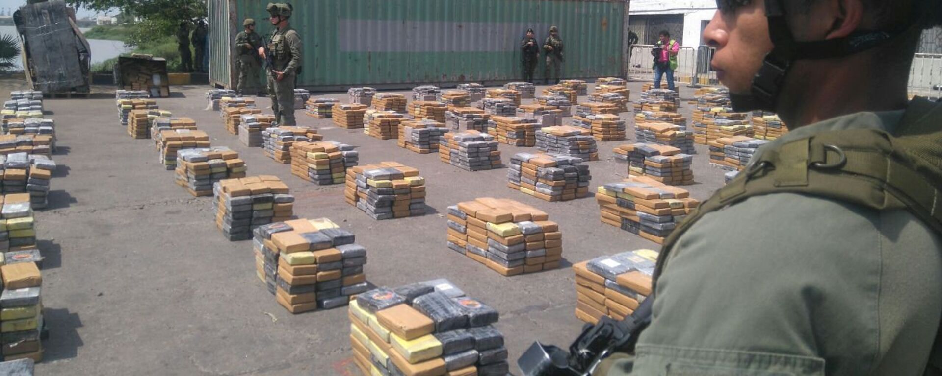 Колумбийские военнослужащие охраняют упаковки с кокаином после того, как колумбийская полиция изъяла более шести тонн этого наркотика в портовом городе Барранкилья - Sputnik Грузия, 1920, 30.07.2019