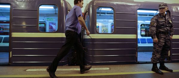 სანქტ–პეტერბურგის მეტროს სადგური ნევსკი პროსპექტი, მემანქანე შემოვლას ახორციელებს - Sputnik საქართველო