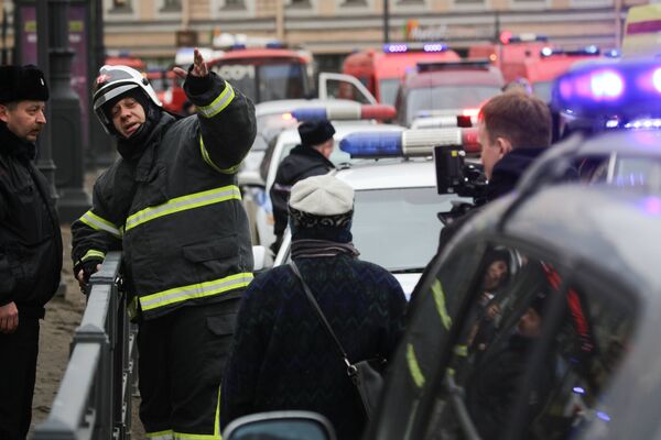 Сотрудники чрезвычайных служб и журналисты у станции ​​метро Сенная площадь после взрывов в метро в Санкт-Петербурге - Sputnik Грузия