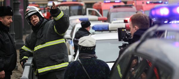 Спецслужбы направляют пешеходов от станции ​​метро «Сенная площадь» после взрывов в двух вагонах метро в Санкт-Петербурге, Россия - Sputnik Грузия