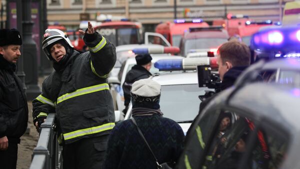 Спецслужбы направляют пешеходов от станции ​​метро «Сенная площадь» после взрывов в двух вагонах метро в Санкт-Петербурге, Россия - Sputnik Грузия