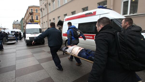Мужчины несут пострадавшего на носилках от станции метро Технологический институт в Санкт-Петербурге - Sputnik Грузия