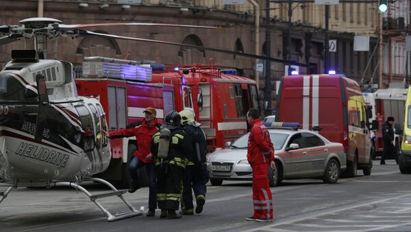 Аварийные службы возле станции Технологический институт после взрывов в двух вагонах поезда в Санкт-Петербурге, Россия - Sputnik Грузия