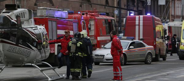 Аварийные службы возле станции Технологический институт после взрывов в двух вагонах поезда в Санкт-Петербурге, Россия - Sputnik Грузия