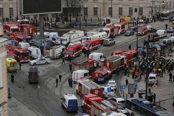 Машины чрезвычайных служб, полиция и спасатели у станции метро Сенная площадь в Санкт-Петербурге, где произошел взрыв - Sputnik Грузия